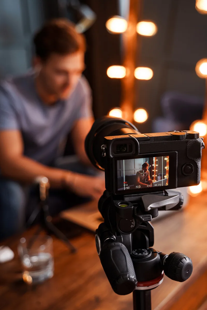 blogger sitting on sofa in front of a camera is wo 2024 10 14 10 15 43 utc